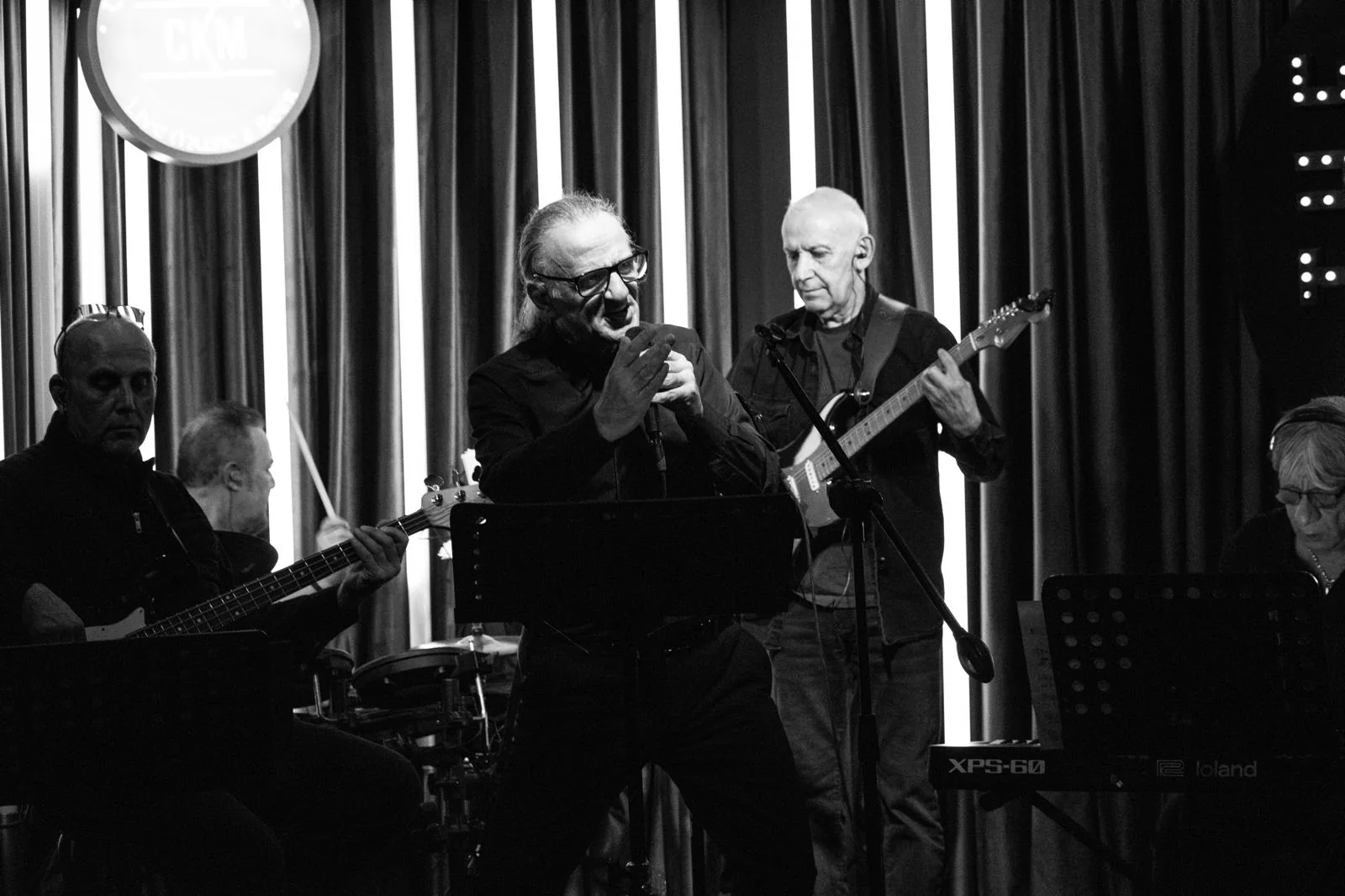 Grup Vintage CKM Irish Pub sahnesinde canlı performans sırasında