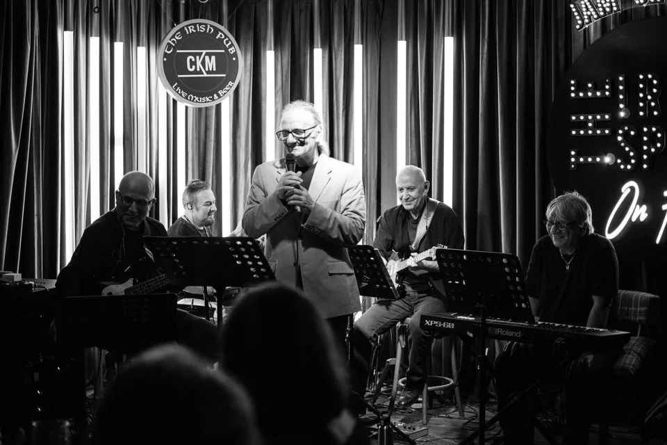 Grup Vintage tam kadro canlı performans