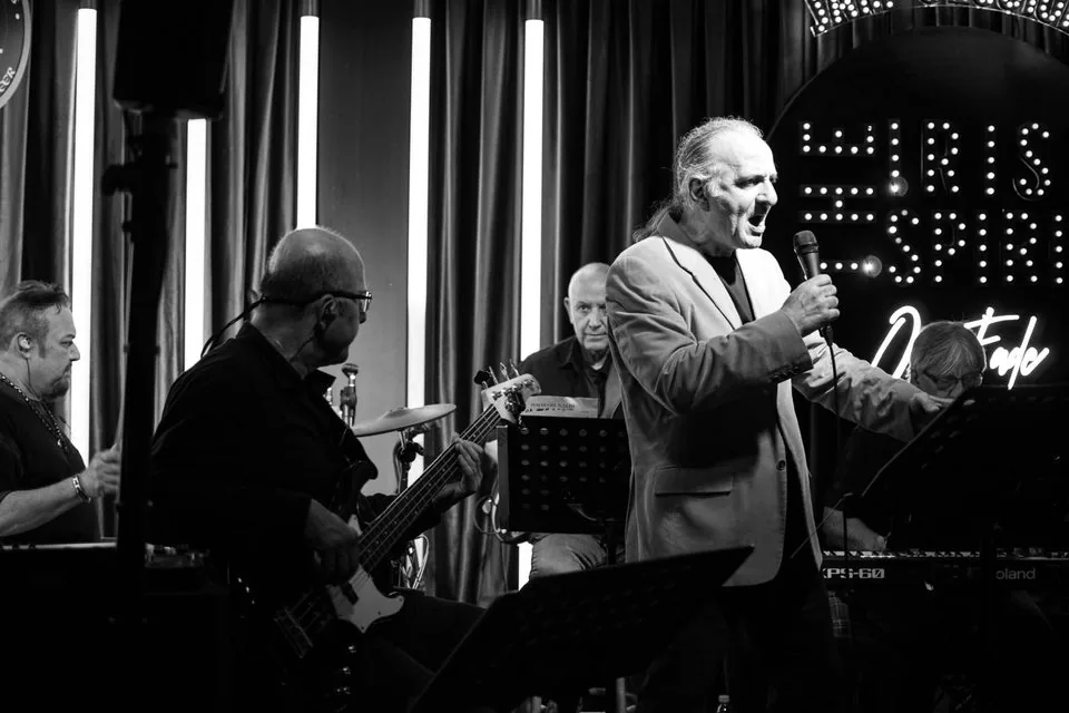 Erol Çapa sahnede vokal performansı