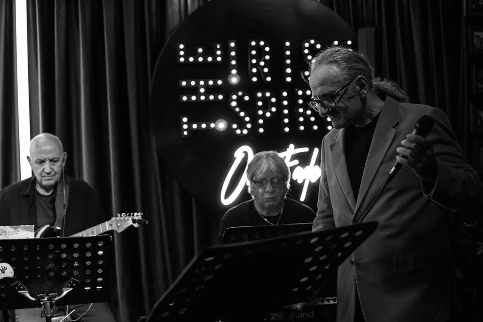 Fethi Engin sahnede gitar performansı