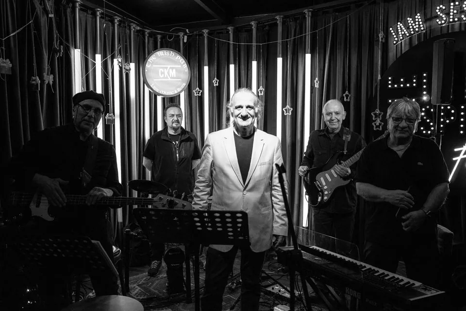 Grup Vintage performans sonrası grup portresi